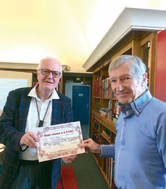 Gilles Thiriez reçoit son diplôme de membre d’honneur de la Société des Amis de la bibliothèque Forney